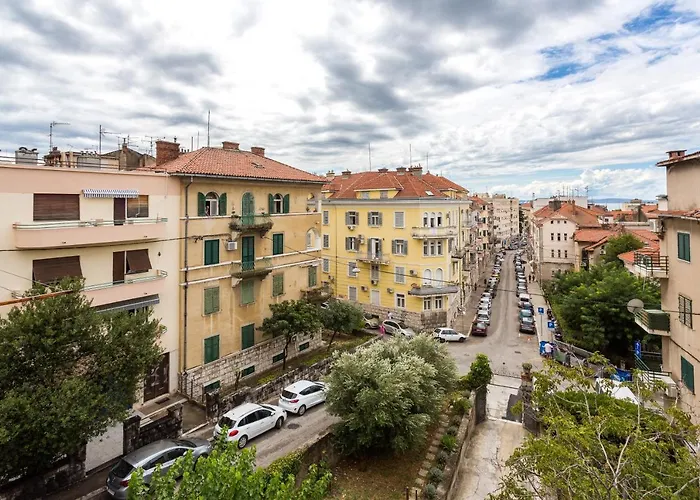 Floor Luxury شقة *